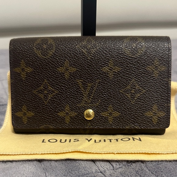 Louis Vuitton Monogram Medium Wallet - Picture 1 of 12
